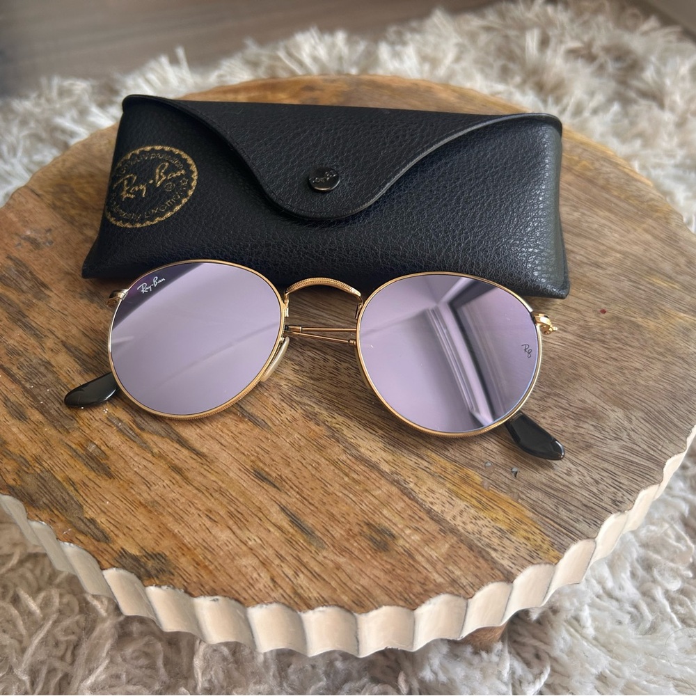 Ray-Ban RB3447 Round Gold Metal Sunglasses with Purple Lenses ✨ Case included.